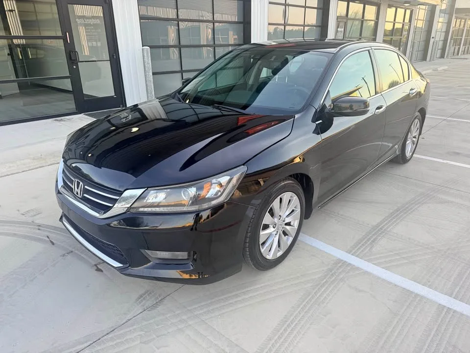 2015 Honda Accord EX-L Sedan 4D, view 1 of 14